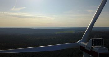 Bürger investieren ab Juli 4,5 % Zins in Windpark Windpark Grömbach produziert jährlich 16.600 MWh sauberen Strom (Foto: Andre Klebe, Vestas Wind Systems A/S)