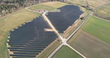 ABO Energy realisiert weiteren 17,6 MW Solarpark in Rheinland-Pfalz 17,6 MW Solarpark Bruchweiler versorgt zwölftausend Haushalte mit (Foto: ABO Energy GmbH & Co. KGaA)