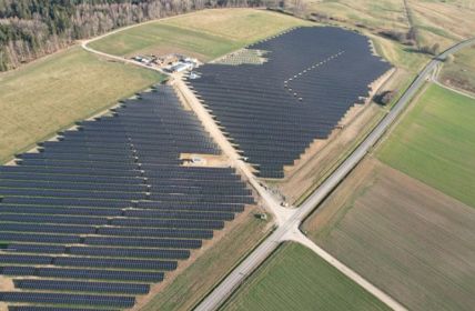 17,6 MW Solarpark Bruchweiler versorgt zwölftausend Haushalte mit (Foto: ABO Energy GmbH & Co. KGaA)