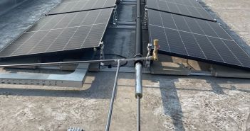 Bivalentes System beheizt, kühlt und erzeugt Strom direkt hocheffizient SHK-Fachbetrieb nutzt 24 Hybridkollektoren komplett für Heizung und (Foto: TWL Technologie GmbH)
