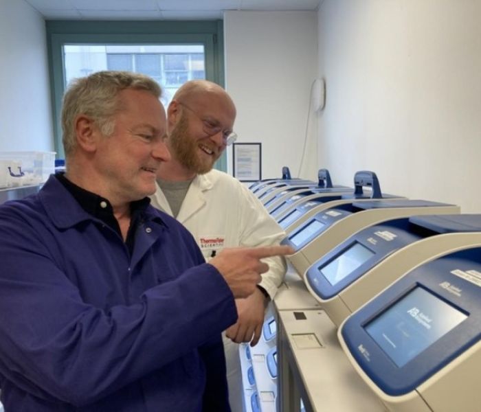Standortleiter G&ouml;tz Fleischmann (links) (Foto: Thermo Fisher Scientific, Florian Hammerich)