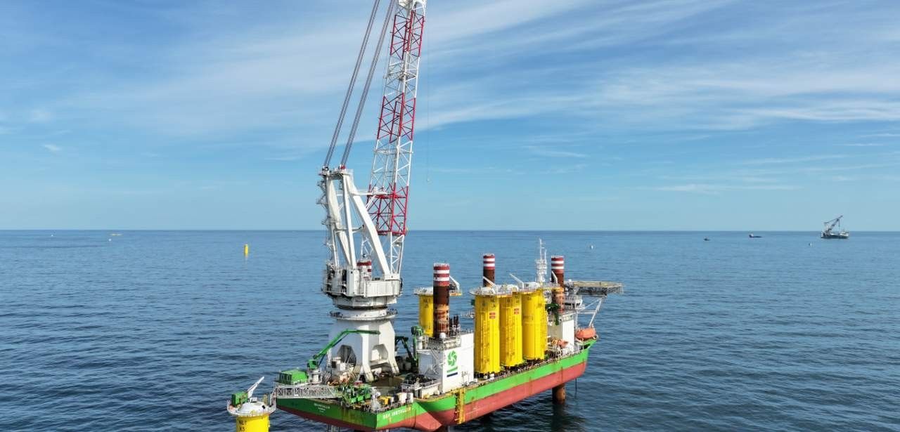 Vattenfall installiert erstes Transition Piece im Windpark Nordlicht (Foto: DEME - Nordlicht Sea Installer 3)
